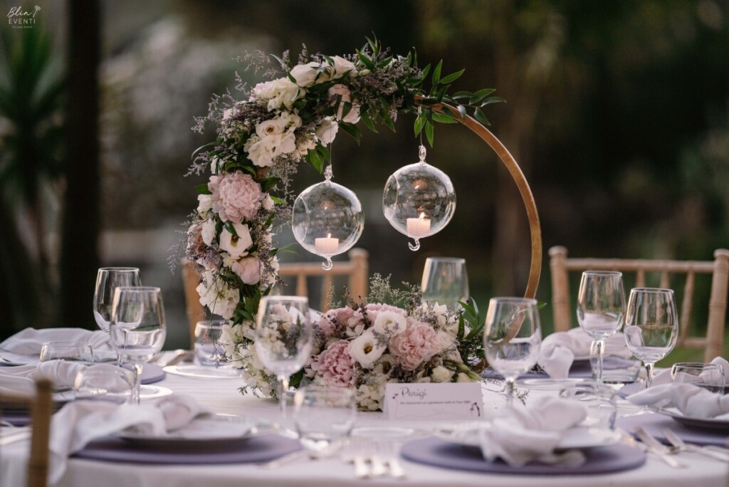 centrotavola floreale cerchio matrimonio colore glicine