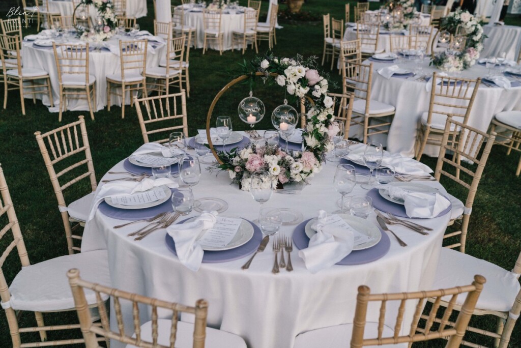mise en place matrimonio colore glicine