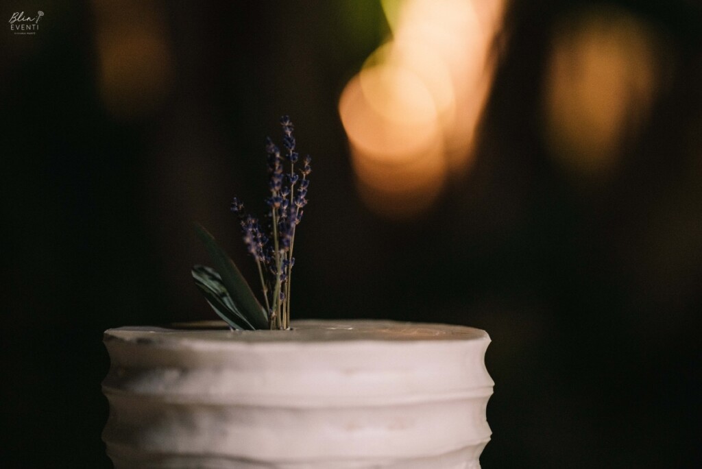 Torta nuziale lavanda matrimonio colore glicine
