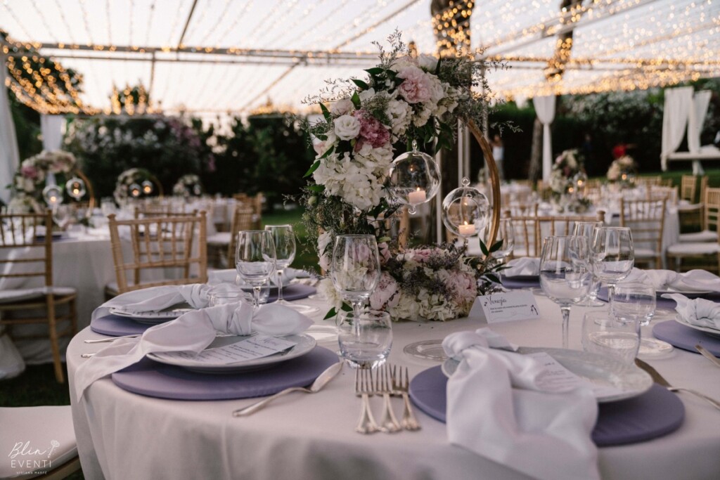 mise en place matrimonio colore glicine