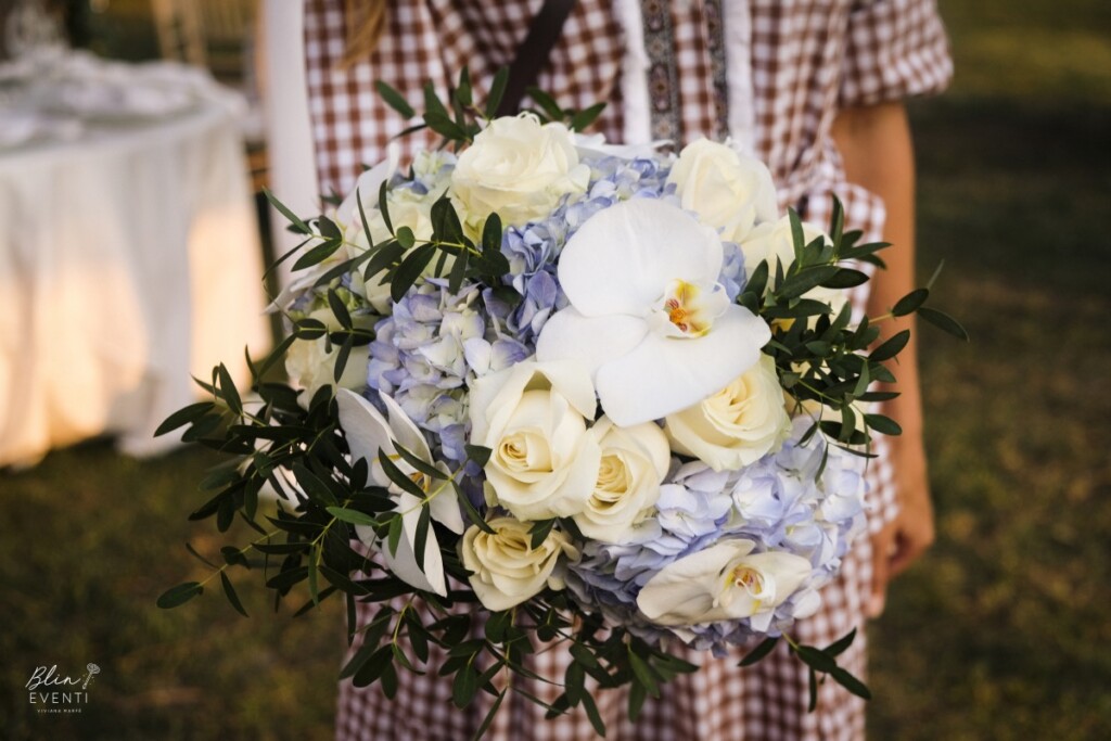 bouquet bianco e azzurro