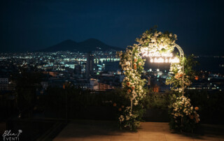 Location per matrimonio con terrazza panoramica illuminata e vista su Napoli
